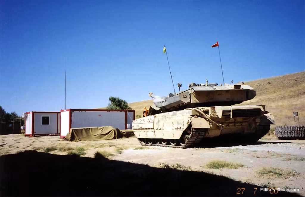 Ngoài khẩu pháo chính cỡ nòng 120 mm cùng hệ thống nạp đạn tự động được cải biên để phù hợp với cỡ đạn này, T-84 Yatagan vẫn có các trang bị bao gồm một khẩu súng máy đồng trục cỡ nòng 7,62mm và một khẩu súng máy phòng không cỡ nòng 12,7mm giống như phiên bản T-84 gốc. Nguồn ảnh: Militarytoday.