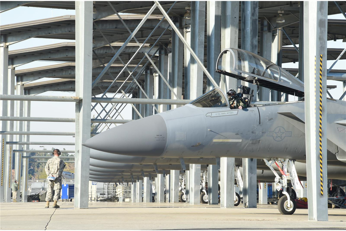 Về cơ bản, F-15X được đánh giá là đủ để thay thế cho F-15 C/D ngay lập tức. F-15X có khả năng mang theo tới 22 tên lửa không đối không; hệ thống radar điện tử được cải tiến, mang được nhiều vũ khí hơn và có khả năng tác chiến điện tử được nâng cấp. Nguồn ảnh: Aviation.