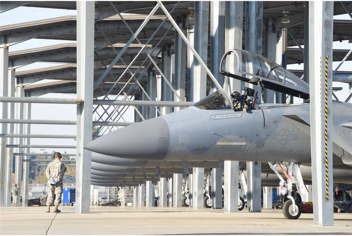 Về cơ bản, F-15X được đánh giá là đủ để thay thế cho F-15 C/D ngay lập tức. F-15X có khả năng mang theo tới 22 tên lửa không đối không; hệ thống radar điện tử được cải tiến, mang được nhiều vũ khí hơn và có khả năng tác chiến điện tử được nâng cấp. Nguồn ảnh: Aviation.