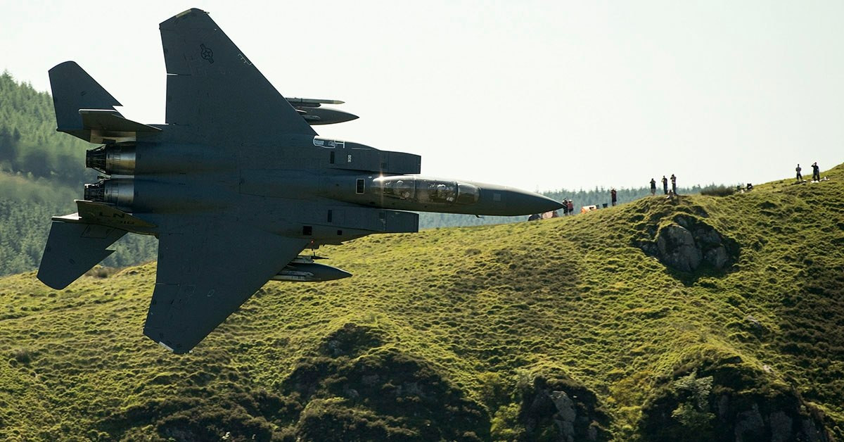 Việc cho bổ sung vào biên chế một loại chiến đấu cơ thế hệ mới được xây dựng dựa trên thiết kế của loại chiến đấu cơ ra đời từ những năm 70 khiến nhiều chuyên gia nhận định rằng, Không quân Mỹ thực sự vẫn chưa sẵn sàng và đủ độ tin tưởng để đặt sức mạnh mình vào F-35 và F-22. Nguồn ảnh: BI.