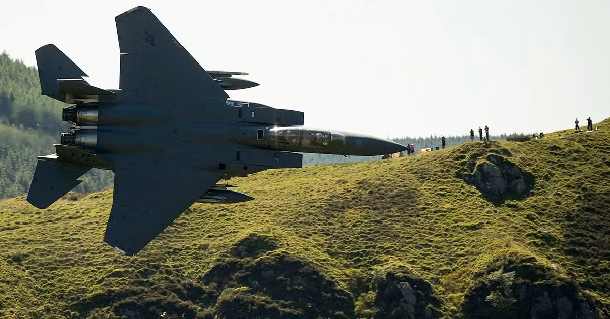 Việc cho bổ sung vào biên chế một loại chiến đấu cơ thế hệ mới được xây dựng dựa trên thiết kế của loại chiến đấu cơ ra đời từ những năm 70 khiến nhiều chuyên gia nhận định rằng, Không quân Mỹ thực sự vẫn chưa sẵn sàng và đủ độ tin tưởng để đặt sức mạnh mình vào F-35 và F-22. Nguồn ảnh: BI.