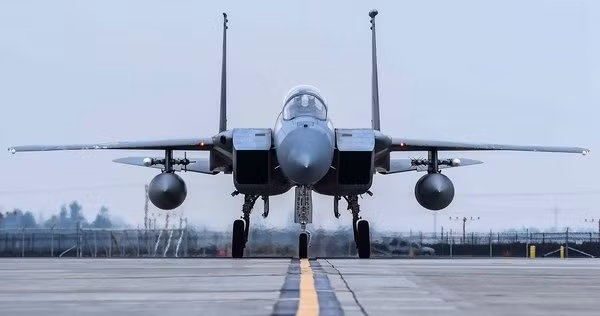 Đối với không quân Mỹ và không quân các nước phương Tây, F-15 không khác gì "Vua của dòng máy bay thế hệ 4" và rõ ràng, các loại máy bay thế hệ năm đầy "lỗi" của Mỹ khó có thể thay thế được loại chiến đấu cơ từng bảo vệ bầu trời phương Tây suốt hai thế kỷ vừa qua. Nguồn ảnh: Tube.