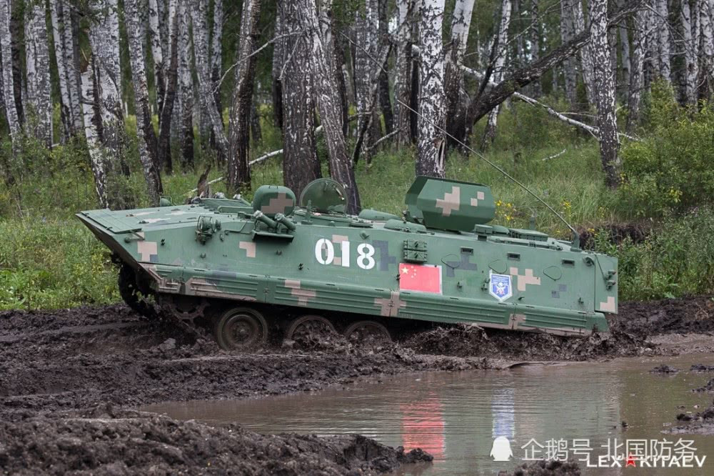 Xe thiết giáp chở quân Type 89 của Quân đội Trung Quốc với trọng lượng nhẹ và dẫn động bánh xích tỏ ra dễ di chuyển hơn trên địa hình bùn lầy của Nga. Nguồn ảnh: Lex Kitaev.
