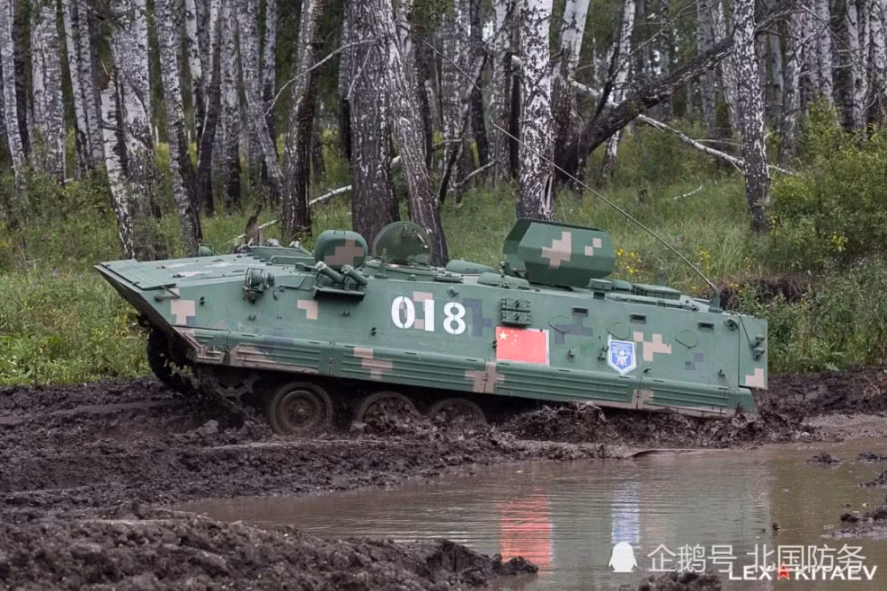 Xe thiết giáp chở quân Type 89 của Quân đội Trung Quốc với trọng lượng nhẹ và dẫn động bánh xích tỏ ra dễ di chuyển hơn trên địa hình bùn lầy của Nga. Nguồn ảnh: Lex Kitaev.