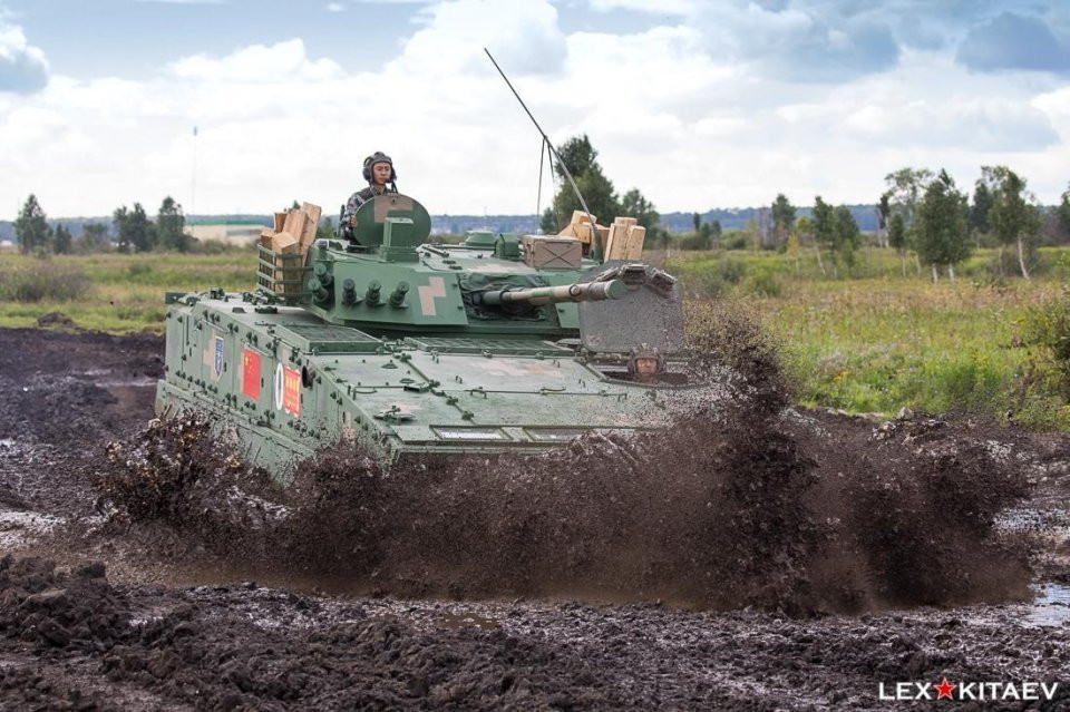 Nhiều nhà phân tích nhận định xe chiến đấu bộ binh Type 04A có thiết kế khá giống xe chiến đấu bộ binh BMP-3 của Nga, nhất là hệ thống vũ khí mà nó được trang bị. Nguồn ảnh: Lex Kitaev.