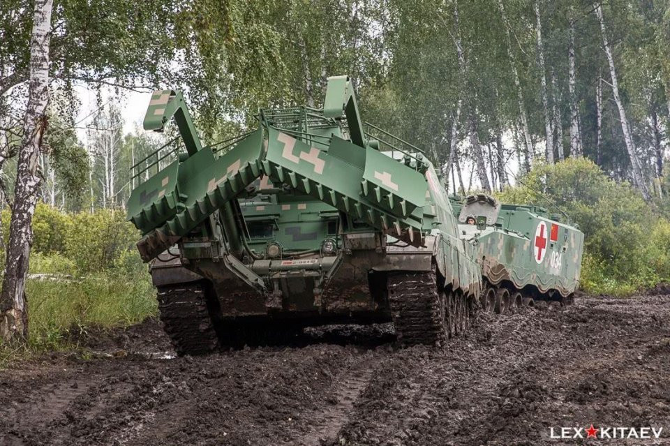 Việc tổ chức cuộc tập trận ở một khu vực có địa hình khó khăn như Chelyabinskrak của Nga khiến phía Trung Quốc phải chuẩn bị sẵn các loại xe cứu hộ thiết giáp để đề phòng trường hợp xấu nhất có thể xảy ra. Nguồn ảnh: Lex Kitaev.