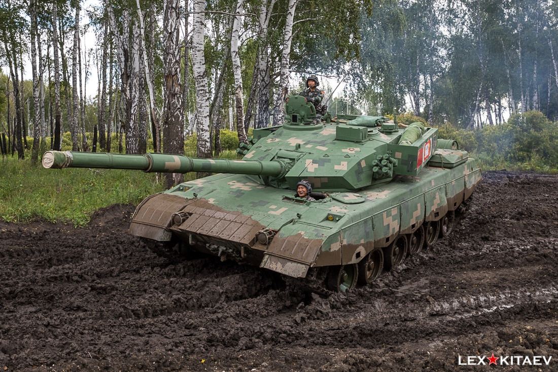 Tuy gặp trở ngại địa hình, tuy nhiên Trung Quốc vẫn cử tới cuộc tập trận Sứ mệnh Hoà bình năm nay rất nhiều thiết giáp hạng nặng, trong đó có cả xe tăng chiến đấu chủ lực Type 96. Nguồn ảnh: Lex Kitaev.