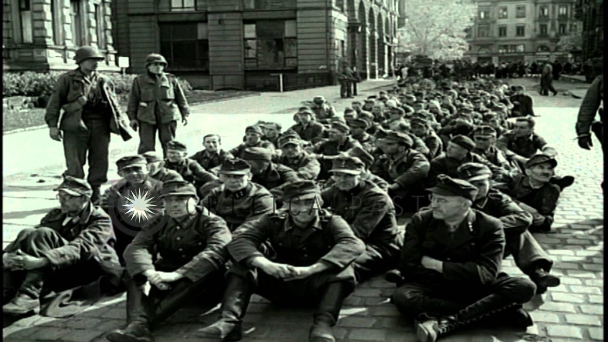 Giống với người "đồng đội" cùng chiến tuyến của mình, Đức cũng thua trận trong Chiến tranh Thế giới thứ hai. Tuy nhiên, số phận của nước Đức thậm chí còn thê thảm hơn Nhật khi quốc gia này bị chia đôi bởi hai phe với một bên là Liên Xô, một bên là Anh - Pháp - Mỹ. Nguồn ảnh: Historycretical..