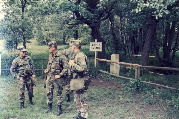 Thời điểm những năm 50 của thế kỷ trước, có rất nhiều quân nhân từng phục vụ trong quân đội Đức quốc xã tiếp tục đường binh nghiệp của mình trong Quân đội của cả Đông Đức lẫn Tây Đức. Tuy nhiên giờ đây, họ lại tham gia vào một cuộc chiến ý thức hệ chứ không phải là một cuộc chiến mang tính dân tộc như trước. Nguồn ảnh: Theatlantics.