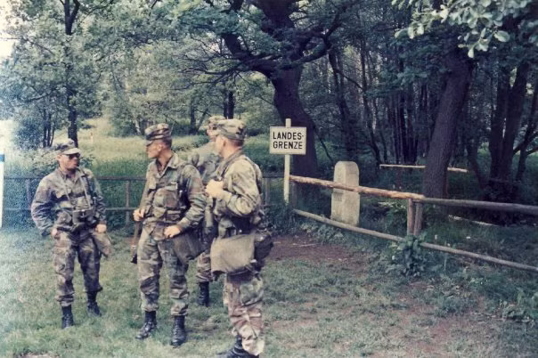 Thời điểm những năm 50 của thế kỷ trước, có rất nhiều quân nhân từng phục vụ trong quân đội Đức quốc xã tiếp tục đường binh nghiệp của mình trong Quân đội của cả Đông Đức lẫn Tây Đức. Tuy nhiên giờ đây, họ lại tham gia vào một cuộc chiến ý thức hệ chứ không phải là một cuộc chiến mang tính dân tộc như trước. Nguồn ảnh: Theatlantics.