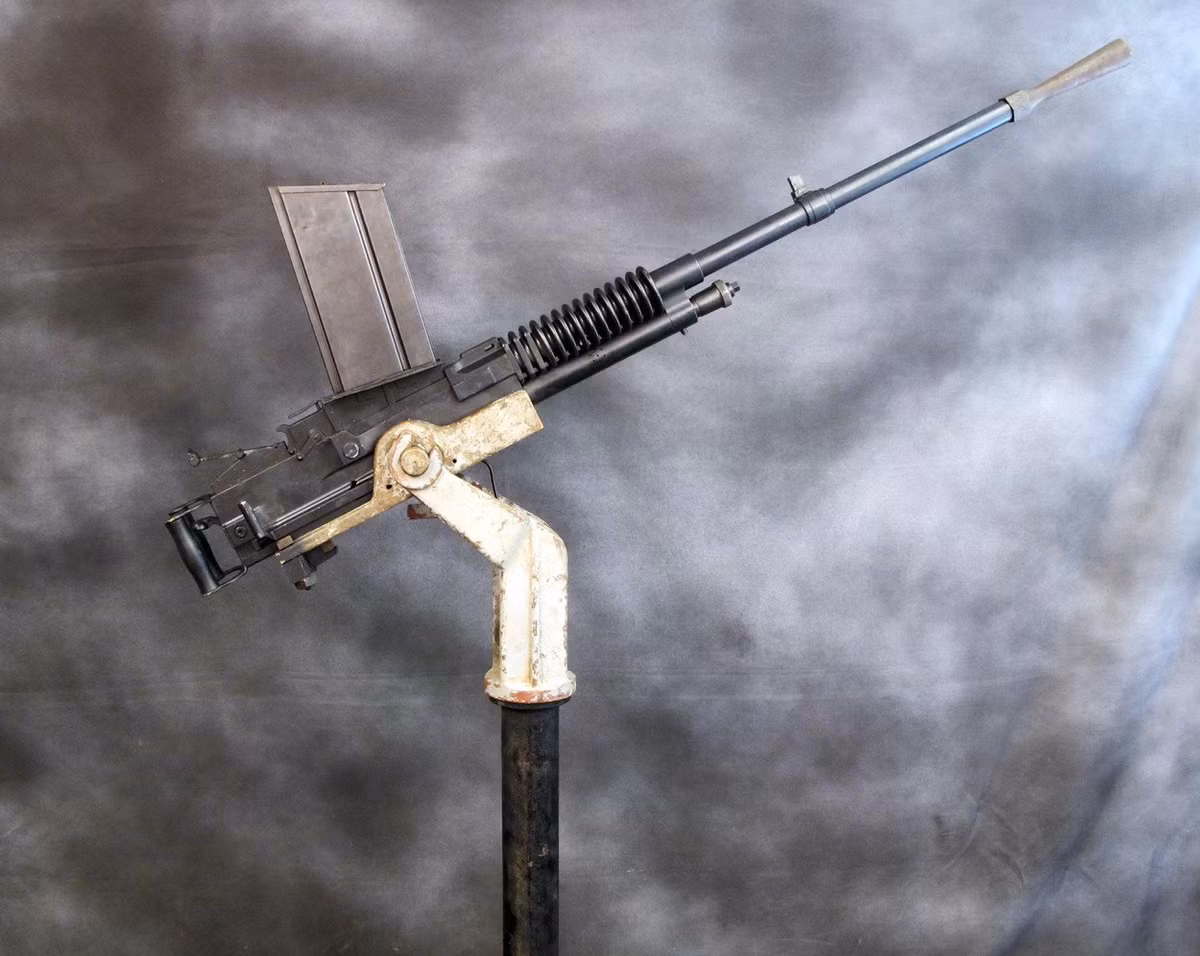 Tổng cộng, Hotchkiss đã chế tạo ra ba phiên bản của khẩu súng này với các cỡ nòng bao gồm 13,2mm, 25mm và 37mm. Tất cả đều là súng máy hạng nặng và được sử dụng vào mục đích chính đó là làm súng máy phòng không.