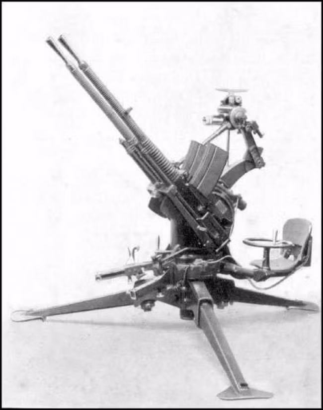 Về cơ bản, cỡ đạn 13,2 mm ngoài việc khó sản xuất, không có nhiều súng sử dụng thì lại đặc biệt hiệu quả trong tác chiến phòng không khi nó có tầm bắn tốt hơn so với cỡ đạn 14,5 mm hay 20 mm. Ngoài ra, sơ tốc đầu nòng của cỡ đạn 13,2mm cũng lớn hơn của loại đạn 20mm. Tóm lại, 13,2x96mm có sức mạnh vượt trội hơn so với loại đạn 20mm cùng thời.