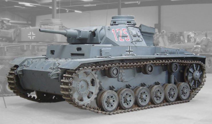 Cải tiến từ Panzer I, Panzer III với cái tên Pzkpfw III đã ra đời vào năm 1938 và chính thức được nhập biên chế từ năm 1939. Đây chính là bản nâng cấp toàn diện của Panzer I với giáp được nâng lên tối đa 50mm (phiên bản J+) ở mọi góc của xe tăng. Nguồn ảnh: Warhistory.
