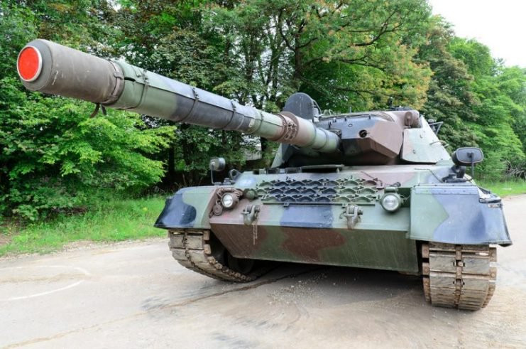 Tới Chiến tranh Lạnh, Đức (mà cụ thể là Tây Đức) lại một lần nữa chứng tỏ với thế giới khả năng thiết kế xe tăng tuyệt vời của mình với mẫu Leopard 1. Chiếc Leopard 1 đầu tiên được Đức đưa vào biên chế năm 1965 và gây ấn tượng mạnh với các nước Tây Âu vì nó hiện đại hơn xe tăng Mỹ nhiều lần. Nguồn ảnh: Warhistory.