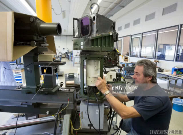 Hệ thống kính ngắm đêm của xe đang được kỹ sư kiểm tra và cân chỉnh lại bằng hệ thống máy tính với các thiết bị đo hiện đại. Nguồn ảnh: Getty Images.