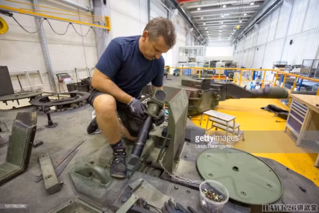 Hệ thống kính ngắm của xe tăng Leopard 2 đang được tháo ra ngoài. Nguồn ảnh: Getty Images.