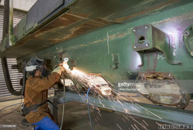 Hệ thống treo và khung gầm của xe tăng Leopard 2 được đánh giá là đáng tin cậy. Tuy nhiên đây vẫn là hệ thống dễ hỏng hóc và có tuổi thọ ngắn nhất của một chiếc xe tăng - nhất là trong thời bình. Trước khi chuyển sang sử dụng pháo nòng trơn, nòng pháo có rãnh xoắn chính là bộ phận có tuổi thọ thấp nhất của xe tăng. Nguồn ảnh: Getty Images.