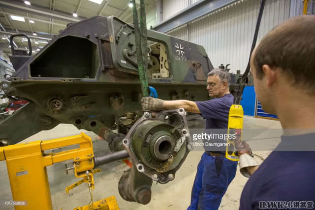 Tháo dỡ và kiểm tra hệ thống treo thuỷ lực trên xe. Nguồn ảnh: Getty Images.