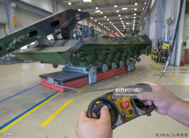 Quy trình lắp ráp và bảo dưỡng xe tăng Leopard 2 trong nhà máy này dường như vẫn chưa được tối ưu hoá, các kỹ sư vẫn phải sử dụng hệ thống vận chuyển bên trong nhà máy để đưa các khung xe và tháp pháo nặng nề di chuyển xung quanh nhà chứa để kiểm tra từng hạng mục. Nguồn ảnh: Getty Images.