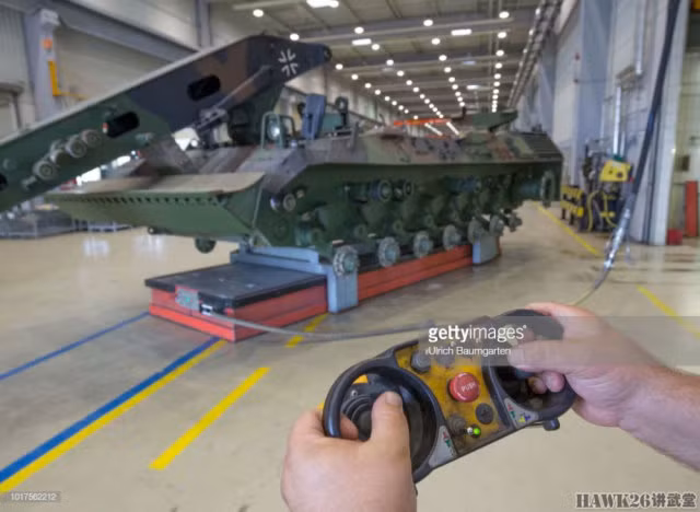 Quy trình lắp ráp và bảo dưỡng xe tăng Leopard 2 trong nhà máy này dường như vẫn chưa được tối ưu hoá, các kỹ sư vẫn phải sử dụng hệ thống vận chuyển bên trong nhà máy để đưa các khung xe và tháp pháo nặng nề di chuyển xung quanh nhà chứa để kiểm tra từng hạng mục. Nguồn ảnh: Getty Images.