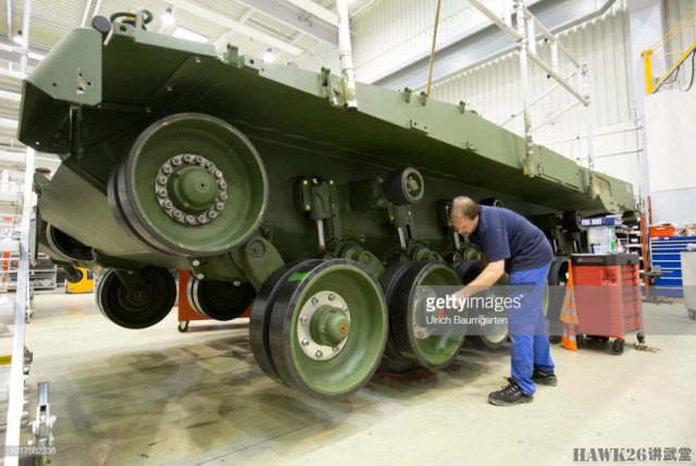 Hệ thống dẫn động và hệ thống treo của xe cũng được xem xét và sửa chữa nếu cần. Toàn bộ vỏ xe sẽ được sơn lại và trải qua một quy trình chống gỉ sét như khi chúng được sản xuất mới. Nguồn ảnh: Getty Images.