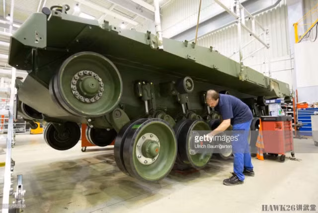 Hệ thống dẫn động và hệ thống treo của xe cũng được xem xét và sửa chữa nếu cần. Toàn bộ vỏ xe sẽ được sơn lại và trải qua một quy trình chống gỉ sét như khi chúng được sản xuất mới. Nguồn ảnh: Getty Images.