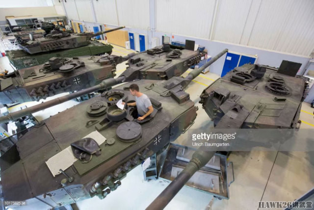 Bộ phận tháp pháo của chiếc xe tăng Đức được tháo bỏ khỏi thân, kiểm tra kỹ càng sau đó các máy tính cùng hệ thống cảm biến được thay mới. Nguồn ảnh: Getty Images.