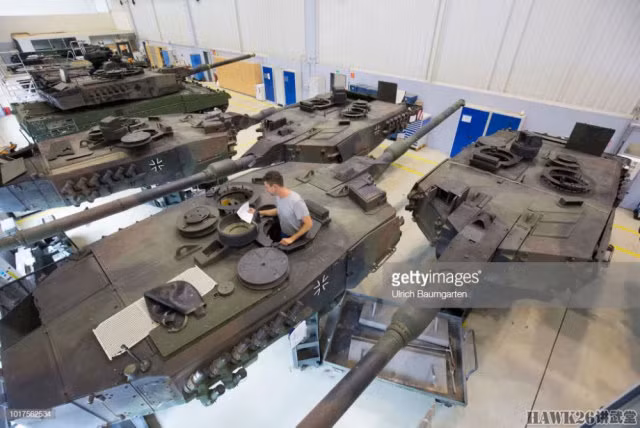 Bộ phận tháp pháo của chiếc xe tăng Đức được tháo bỏ khỏi thân, kiểm tra kỹ càng sau đó các máy tính cùng hệ thống cảm biến được thay mới. Nguồn ảnh: Getty Images.