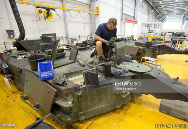 Hệ thống kính ngắm, cảm biến đo xa, cảm biến đo độ nghiêng của nòng súng - tất cả đều được tháo ra để kiểm tra lại trước khi nâng cấp. Nguồn ảnh: Getty Images.