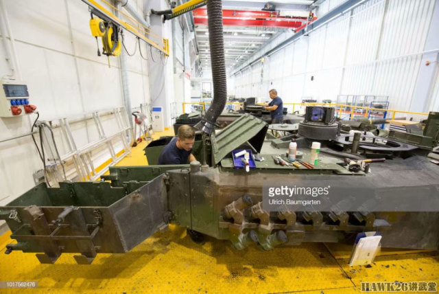 Các phiên bản Leopard 2 chủ yếu khác biệt ở hệ thống phần mềm máy tính và hệ thống cảm biến. Vỏ giáp của Leopard 2 có thể được nâng cấp một cách dễ dàng mà không nhất thiết phải "tháo tung" chiếc xe tăng ra như thế này. Nguồn ảnh: Getty Images.