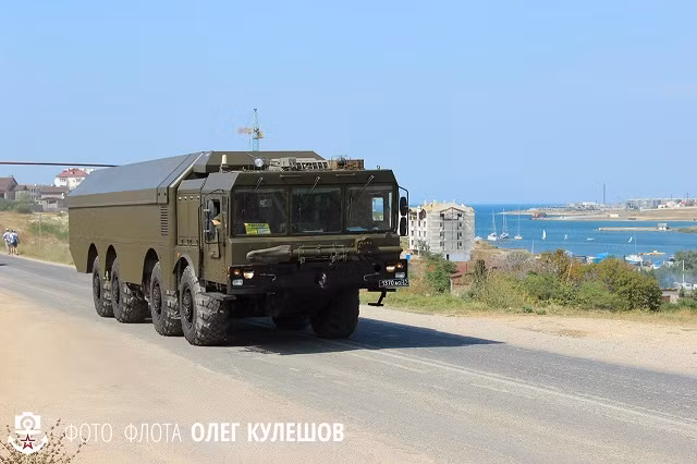 Hiện tại, trong tay quân đội Syria đang có ít nhất hai tổ hợp tên lửa phòng thủ bờ biển K-300P Bastion-P do Nga cung cấp. Đây được xem là loại vũ khí chống hạm hiện đại và đáng sợ nhất của Nga hiện nay, được thiết kế để có thể chống lại mọi tàu chiến của phương Tây kể cả tàu sân bay của Mỹ. Nguồn ảnh: Fotofnota.