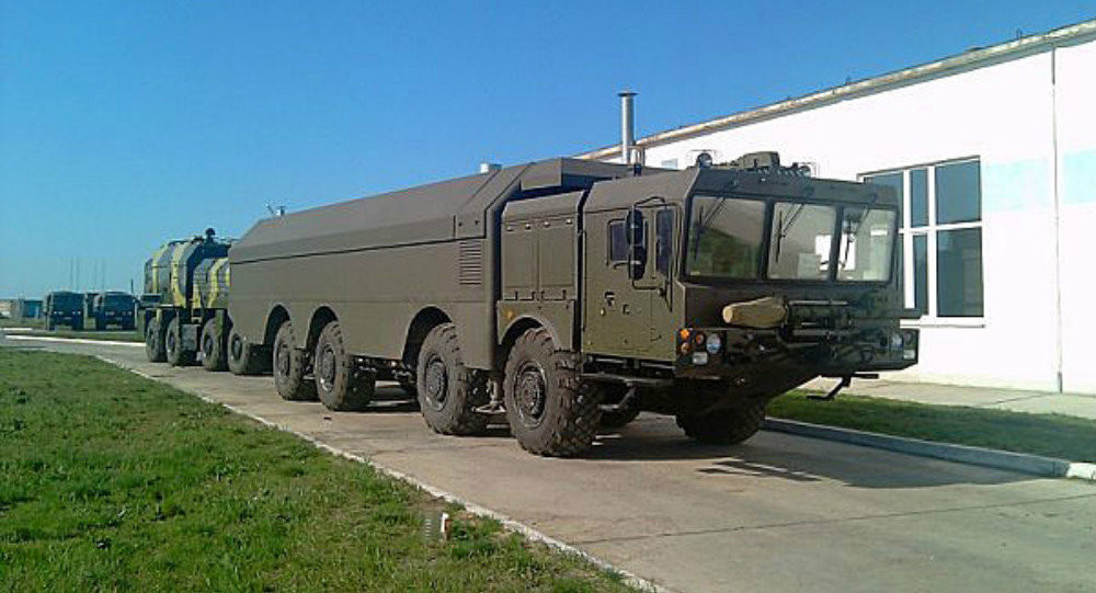 Ưu điểm của loại tên lửa P-800 đó là khả năng thực hiện hành trình bay siêu âm cực nhanh của nó. Cụ thể, P-800 có thể đạt tốc độ tối đa lên tới 750 mét/giây - tương đương với tốc độ Mach 2,6. Đây là tốc độ cực kỳ khó đánh chặn vì quá nhanh và thời gian kể từ khi tên lửa rời bệ phóng tới lúc đến mục tiêu là quá ngắn. Nguồn ảnh: Military.