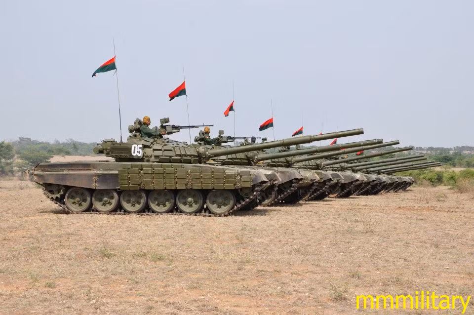 Theo đó dù lần đầu tham dự giải đua tăng quốc tế Tank Biathlon 2018 thế nhưng đội tuyển Myanmar lại có màn thể hiện cực tốt trong các bài thi trên trường đua, nhất là khả năng điều khiển xe tăng T-72B3 của họ. Và để lý giải cho điều này thì có lẽ ít người biết rằng Quân đội Myanmar cũng có trong biên chế nhưng chiếc xe tăng chiến đấu chủ lực T-72 với biến thể T-72S. Nguồn ảnh: MMilitary.