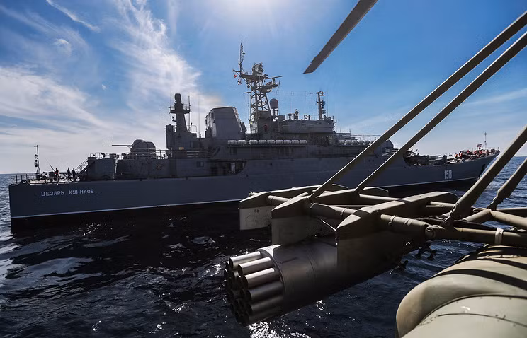 Trước đó, truyền thông Nga và Mỹ đều đồng loạt đưa tin, khu trục hạm dẫn đường mang tên lửa USS Carney của Mỹ với hệ thống chiến đấu Aegis tái hiện diện tại Biển Đen hôm chủ nhật vừa rồi. Nguồn ảnh: Rusnavy.