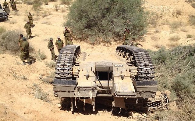 Những sự cố tai nạn với xe tăng " Vua chiến trường" thường đến từ yếu tố địa hình. Mặc dù có trọng tâm rất thấp, tuy nhiên xe tăng lại rất dễ lật vì nó thường xuyên phải di chuyển trên địa hình xấu. Nguồn ảnh: Timeso