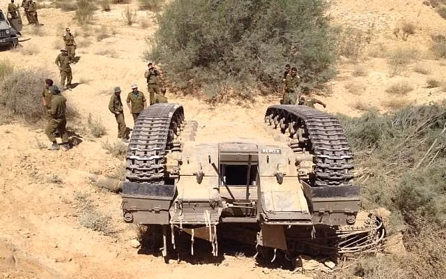 Những sự cố tai nạn với xe tăng " Vua chiến trường" thường đến từ yếu tố địa hình. Mặc dù có trọng tâm rất thấp, tuy nhiên xe tăng lại rất dễ lật vì nó thường xuyên phải di chuyển trên địa hình xấu. Nguồn ảnh: Timeso