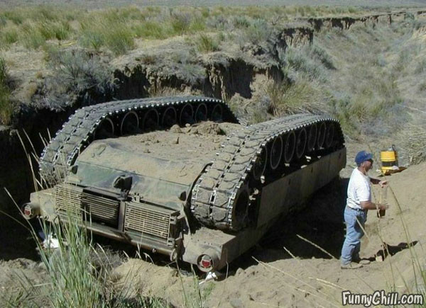 Một chiếc xe tăng dường như là loại M1 Abrams của Mỹ đã bị lật úp. Phiên bản M1A2 Abrams có trọng lượng lên tới hơn 60 tấn hiện tại là một trong những loại xe tăng to lớn và cồng kềnh nhất thế giới. Nguồn ảnh: Funnychill.