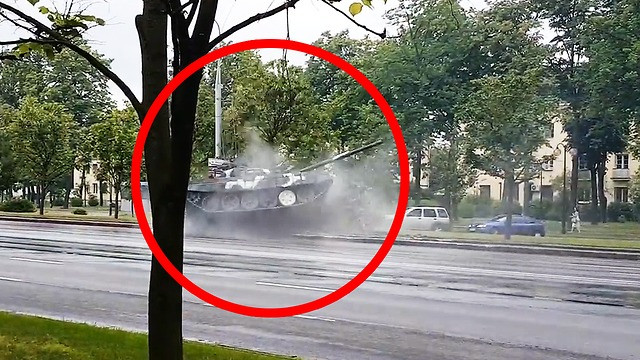 Một xe tăng không rõ loại gây tai nạn với các xe ô-tô con dân sự tại Minsk - thủ đô của Belarus. Nguồn ảnh: CBS.