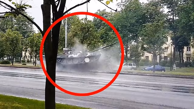 Một xe tăng không rõ loại gây tai nạn với các xe ô-tô con dân sự tại Minsk - thủ đô của Belarus. Nguồn ảnh: CBS.