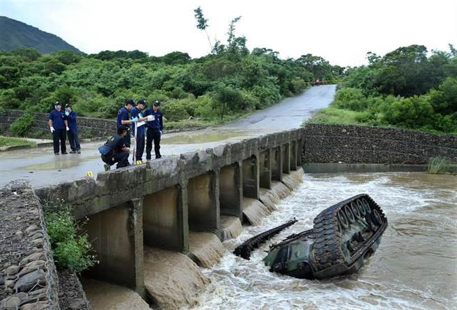 Ở góc ảnh này có thể thấy cây cầu có mặt không quá hẹp, tuy nhiên có thể do lái xe và trưởng xa chủ quan nên đã dẫn tới tai nạn. Nguồn ảnh: Koreatimes.
