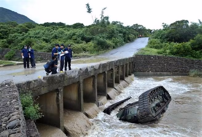 Ở góc ảnh này có thể thấy cây cầu có mặt không quá hẹp, tuy nhiên có thể do lái xe và trưởng xa chủ quan nên đã dẫn tới tai nạn. Nguồn ảnh: Koreatimes.