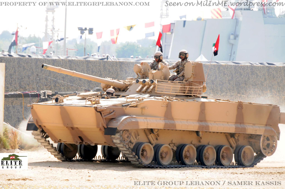 Do đặc tính khí hậu rất nhiều cát và bụi bặm, BMP-3 phải có hệ thống lọc gió đặc biệt để tránh cát chui được vào trong động cơ. Ngoài ra, loại phương tiện này cũng được cải tiến điều hoà để kíp lái có thể vận hành trong điều kiện tốt nhất. Trong ảnh là xe chiến đấu bộ binh BMP-3 của Quân đội UAE. Nguồn ảnh: Defence.