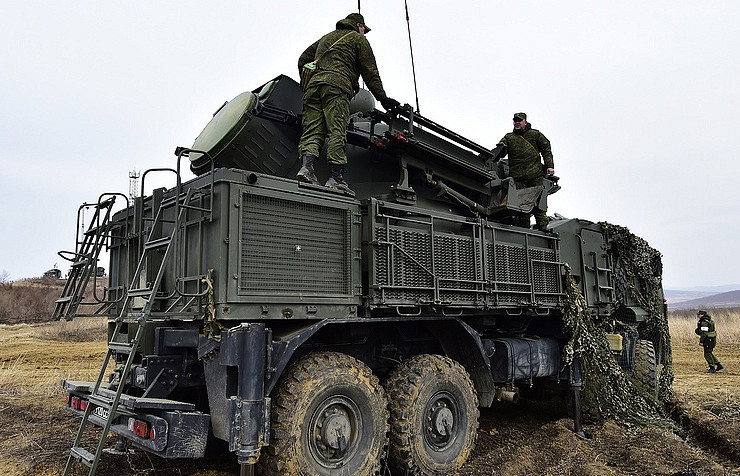 Tính tới thời điểm hiện tại, phương Tây hoàn toàn không có bất cứ một đối trọng nào có khả năng hoạt động tương đương với Pantsir. Nếu Nga nâng cấp thành công Pantsir-SM trong tương lai thì rất có thể, sức mạnh phòng không của nước này sẽ còn được gia tăng hơn nữa. Nguồn ảnh: Stain.