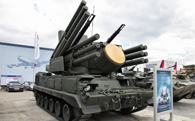 Tổ hợp này cũng có khả năng tác chiến phối hợp với nhau với số lượng lên tới Trung đoàn hoặc tác chiến và chia sẻ thông tin tình báo theo thời gian thực với các tổ hợp phòng không khác như S-300 hay S-400. Nguồn ảnh: Wiki.