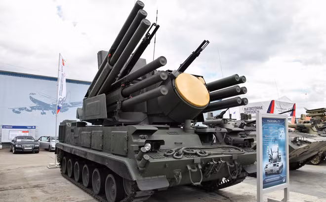 Tổ hợp này cũng có khả năng tác chiến phối hợp với nhau với số lượng lên tới Trung đoàn hoặc tác chiến và chia sẻ thông tin tình báo theo thời gian thực với các tổ hợp phòng không khác như S-300 hay S-400. Nguồn ảnh: Wiki.