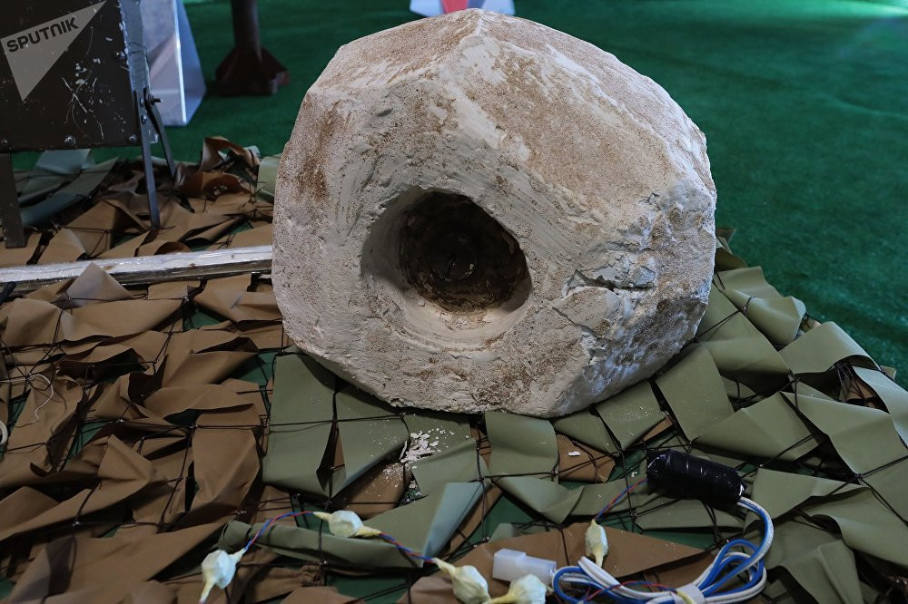 Một khối đá được khoan rỗng và đặt thuốc nổ vào bên trong. Đây là cách cực kỳ hiệu quả và hữu hiệu để nguỵ trang cho các thiết bị nổ tự chế đặt bên vệ đường. Nguồn ảnh: Sputnik.