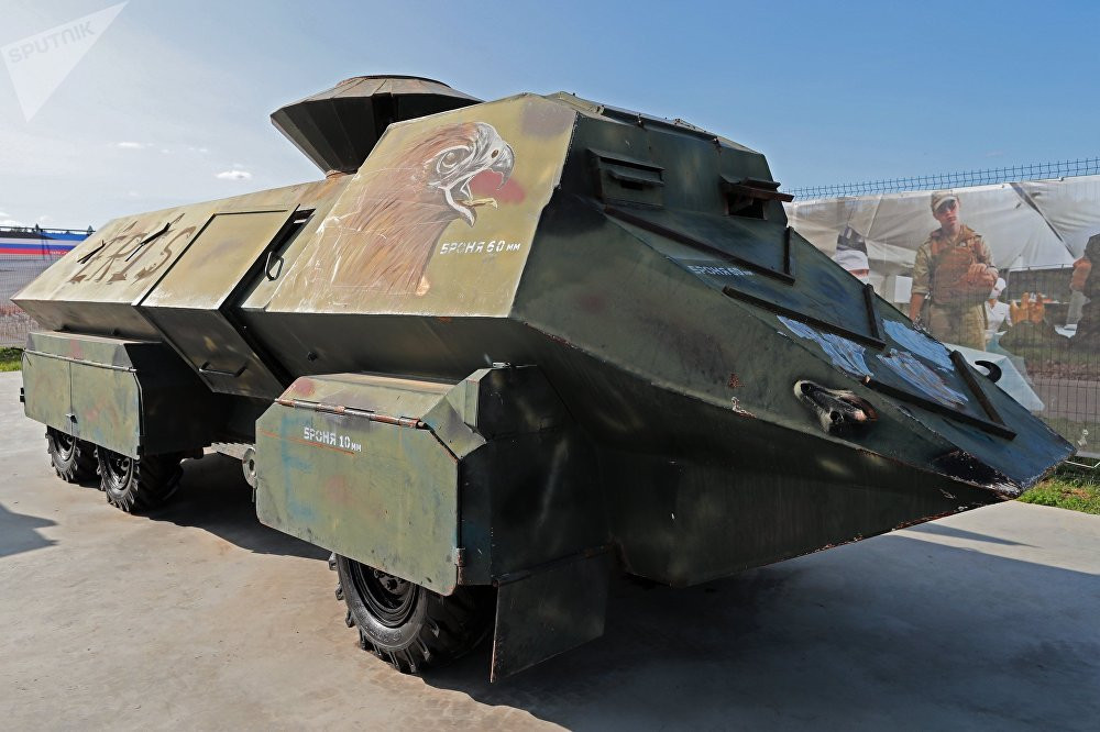 Xe thiết giáp có tên "Đầu Đại Bàng" - đây là loại xe tự chế dùng cho các nhiệm vụ tấn công trên địa hình sa mạc của phiến quân IS với khả năng di chuyển nhanh và chống hoả lực tốt do phần trước của xe được vát nghiêng. Nguồn ảnh: Sputnik.