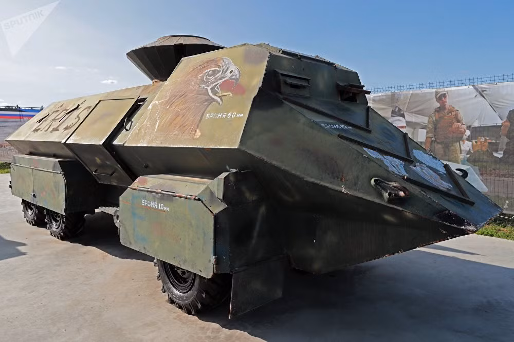 Xe thiết giáp có tên "Đầu Đại Bàng" - đây là loại xe tự chế dùng cho các nhiệm vụ tấn công trên địa hình sa mạc của phiến quân IS với khả năng di chuyển nhanh và chống hoả lực tốt do phần trước của xe được vát nghiêng. Nguồn ảnh: Sputnik.