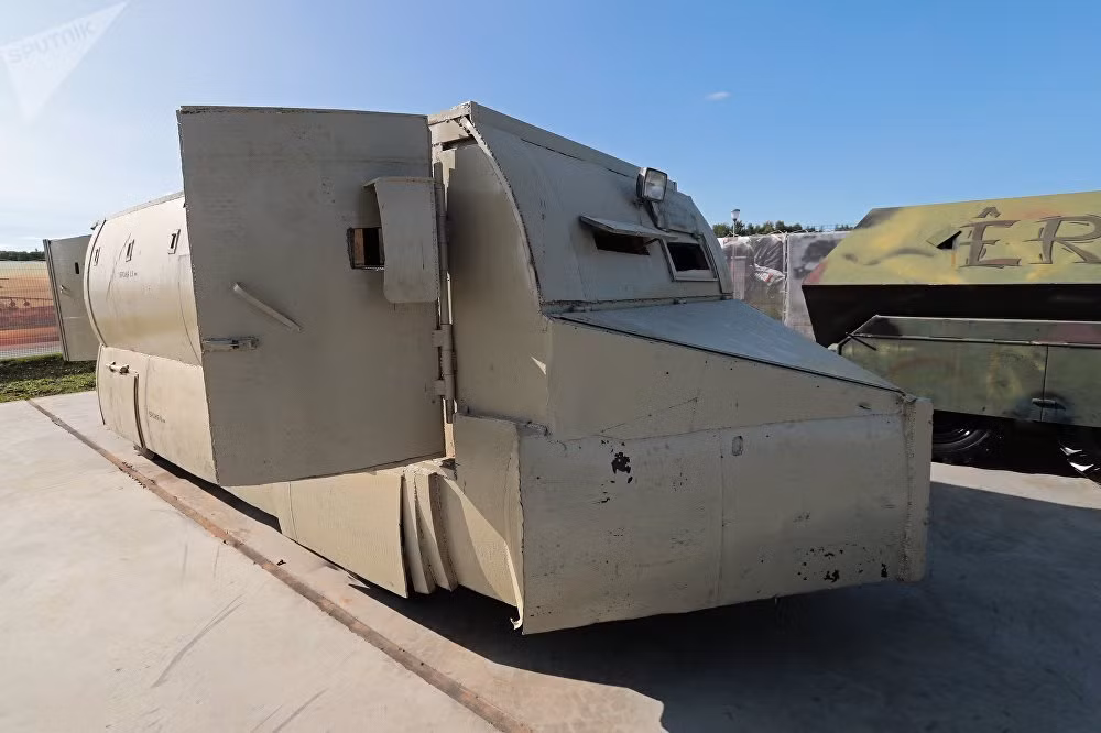 Xe bán tải nhãn hiệu ISUZU được khủng bố IS bọc thép chống đạn hiện đang được trưng bày tại Diễn đàn Công nghệ Quân sự Quốc tế - Army 2018 hiện đang diễn ra ở Nga. Nguồn ảnh: Sputnik.