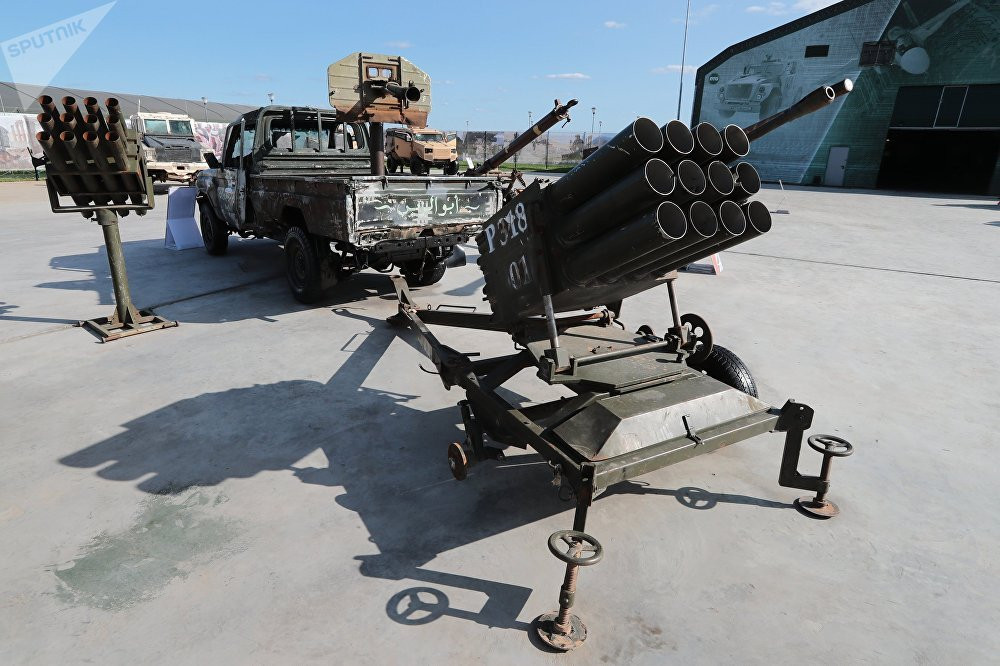 Hệ thống pháo phản lực phóng loạt do IS tự chế sử dụng trên chiến trường Syria. Nguồn ảnh: Sputnik.